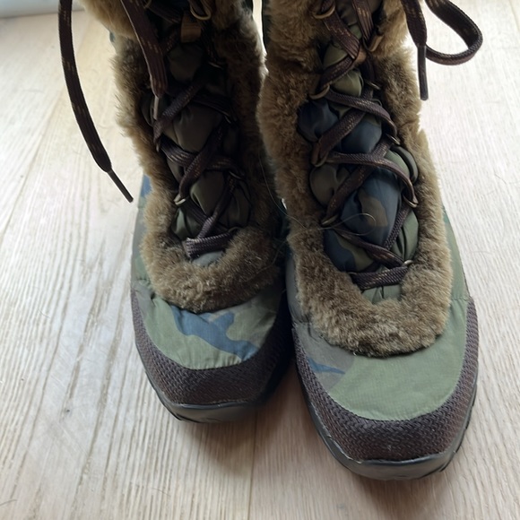 💕🎉 HOST PICK 🎉💕 EUC North Face down filled nylon top boots - Picture 4 of 13